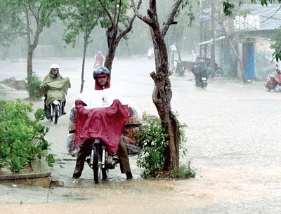 A torrential rain floods several streets in Da Lat City on April 4 (Photo: SGGP) A torrential rain floods several streets in Da Lat City on April 4 (Photo: SGGP)